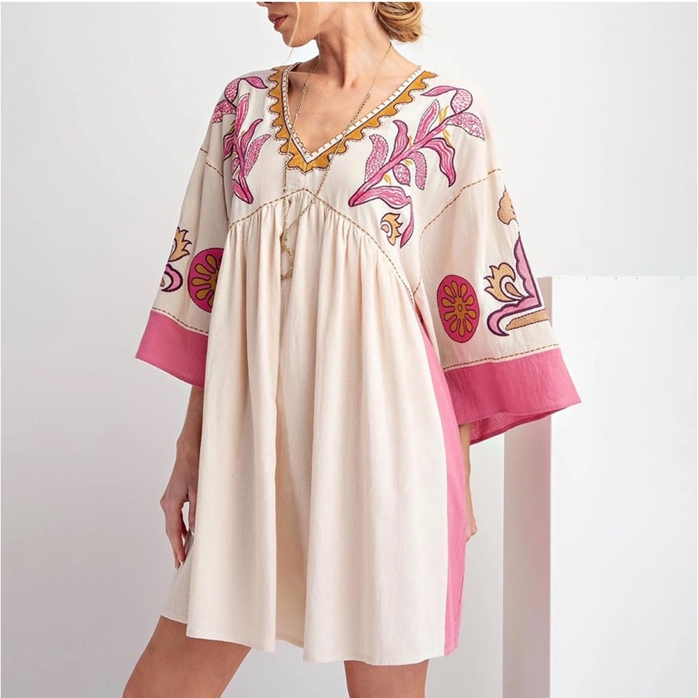Easel Embroidered V-Neck Boho Tunic Dress in Cream & Pink Size Small